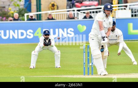 Hove UK 28th April 2022 - Mohammad Rizwan tiene il cazzo per Sussex contro Durham il primo giorno della loro partita LV= Insurance County Championship al Central County Ground 1st di Hove . : Credit Simon Dack / Alamy Live News Foto Stock