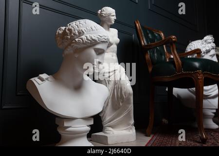 Copia in gesso dell'antica statua Apollo, Afrodite e Venere su sfondo scuro. Volto di scultura in gesso Foto Stock