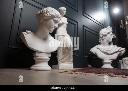 Copia in gesso dell'antica statua Apollo, Afrodite e Venere su sfondo scuro. Volto di scultura in gesso Foto Stock