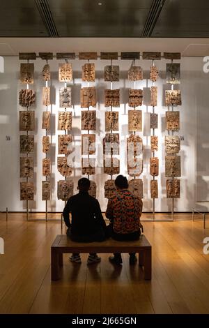 Londra, UK - 18th Aprile 2022: The Benin bronzes, Africa Gallery of the British Museum, ammirato dai turisti. Preso dal Palazzo reale del Benin, ora Foto Stock