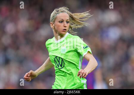 Kathrin-Julia Hendrich della VFL Wolfsburg durante la UEFA Womens Champions League, la partita semi-finale tra il FC Barcelona e la VFL Wolfsburg ha giocato allo stadio Camp Nou il 22 aprile 2022 a Barcellona, Spagna. (Foto di PRESSINPHOTO) Foto Stock