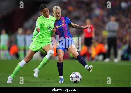 Turid Knaak della VFL Wolfsburg e Maria Mapy Leon del FC Barcelona durante la UEFA Womens Champions League, la partita semi-finale tra il FC Barcelona e la VFL Wolfsburg si è disputata allo stadio Camp Nou il 22 aprile 2022 a Barcellona, in Spagna. (Foto di PRESSINPHOTO) Foto Stock