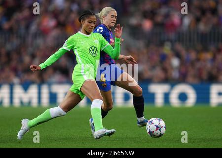 Turid Knaak della VFL Wolfsburg e Maria Mapy Leon del FC Barcelona durante la UEFA Womens Champions League, la partita semi-finale tra il FC Barcelona e la VFL Wolfsburg si è disputata allo stadio Camp Nou il 22 aprile 2022 a Barcellona, in Spagna. (Foto di PRESSINPHOTO) Foto Stock