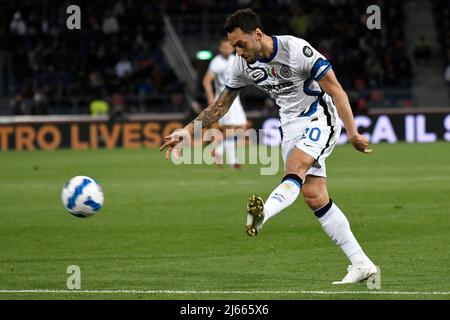 Hakan Calhanoglu del FC Internazionale in azione durante la Serie Una partita di calcio tra il Bologna FC e il FC Internazionale allo stadio Renato Dall'Ara Foto Stock