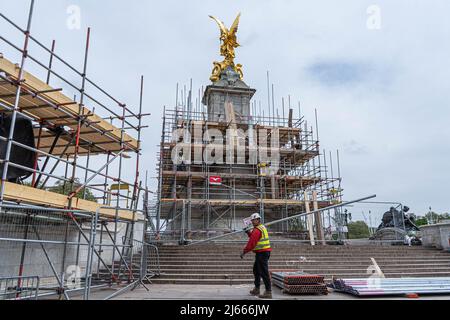 Londra UK, 28 aprile 2022. Il monumento commemorativo di Victoria di fronte a Buckingham Palace è coperto da un'impalcatura come parte dei lavori di restauro in preparazione alle celebrazioni del giubileo della regina Elisabetta II. In omaggio a sua Maestà i 70 anni di servizio della Regina si svolgeranno molti eventi e iniziative che culmineranno in un week-end di quattro giorni per le feste bancarie del Regno Unito, da giovedì 2nd a domenica 5th giugno. Credit: amer Ghazzal/Alamy Live News Foto Stock