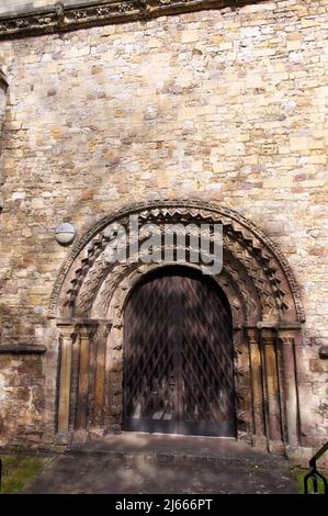 Arco in stile normanno a una porta laterale della Cattedrale di Llandaff, Cardiff, Galles Foto Stock