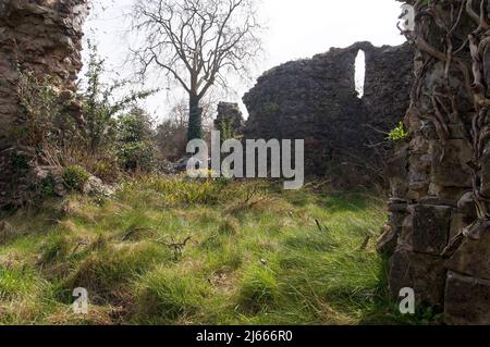 La vecchia torre campanaria rovina vicino alla Cattedrale di Llandaff, Cardiff Foto Stock