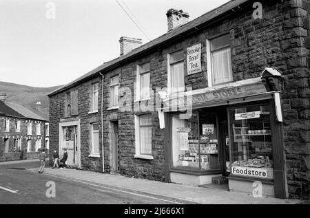 Negozio d'angolo a Ton Pentre, Rhondda Cynon Taf, Galles del Sud, 1983 (angolo tra Victoria Street e Queen Street) Foto Stock