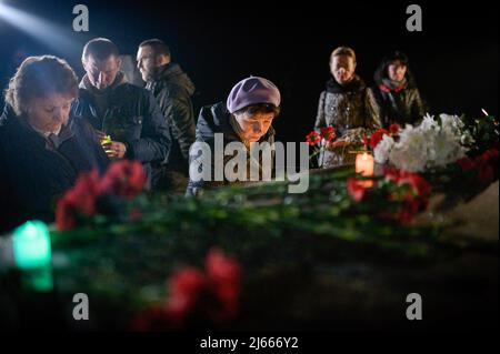 Slavutych, Ucraina. 26th Apr 2022. Una signora visto mentre pagava rispetto al Monumento agli Eroi di Chernobyl. Il 36th anniversario della catastrofe della centrale nucleare di Cernobyl si è verificato il 26th 1986 aprile (alle 01.23.40), è stato commemorato con una cerimonia pubblica a Slavutych (Ucraina), una città satellite costruita dopo la catastrofe, che ospita principalmente i lavoratori della centrale. Credit: SOPA Images Limited/Alamy Live News Foto Stock