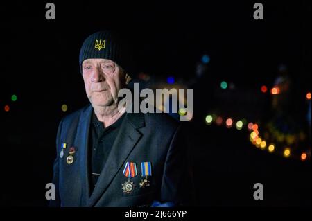 Slavutych, Ucraina. 26th Apr 2022. Un veterano visto al Monumento agli Eroi di Chernobyl. Il 36th anniversario della catastrofe della centrale nucleare di Cernobyl si è verificato il 26th 1986 aprile (alle 01.23.40), è stato commemorato con una cerimonia pubblica a Slavutych (Ucraina), una città satellite costruita dopo la catastrofe, che ospita principalmente i lavoratori della centrale. Credit: SOPA Images Limited/Alamy Live News Foto Stock