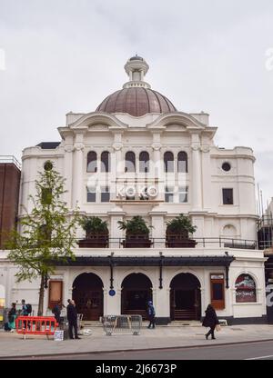 Londra, Regno Unito. 28th aprile 2022. L'iconico locale e club KOKO di Camden è previsto per riaprire le porte questo fine settimana dopo un'intensa ristrutturazione. La struttura è chiusa nel 2019 per lavori di ristrutturazione, ma nel gennaio 2020 è scoppiato un incendio che ha ritardato i lavori. Credit: Vuk Valcic/Alamy Live News Foto Stock