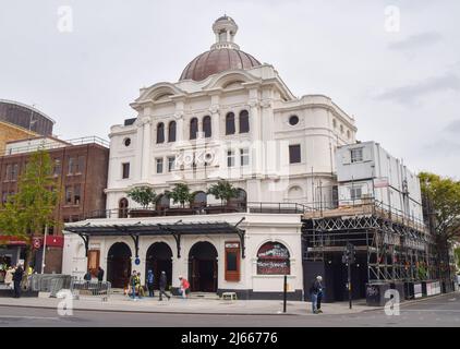 Londra, Regno Unito. 28th aprile 2022. L'iconico locale e club KOKO di Camden è previsto per riaprire le porte questo fine settimana dopo un'intensa ristrutturazione. La struttura è chiusa nel 2019 per lavori di ristrutturazione, ma nel gennaio 2020 è scoppiato un incendio che ha ritardato i lavori. Credit: Vuk Valcic/Alamy Live News Foto Stock