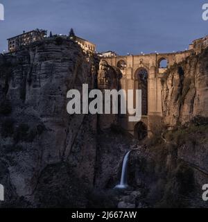 Una serata al Puente Nuevo (Ponte nuovo), il più nuovo e più grande dei tre ponti (completato nel 1793) che hanno attraversato il 120 metri-profondo (390 piedi) cha Foto Stock