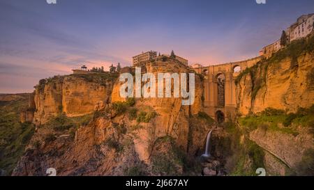 Una serata al Puente Nuevo (Ponte nuovo), il più nuovo e più grande dei tre ponti (completato nel 1793) che hanno attraversato il 120 metri-profondo (390 piedi) cha Foto Stock