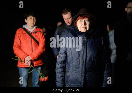 Slavutych, Ucraina. 26th Apr 2022. Residenti locali visti alla cerimonia per i defunti Eroi di Chernobyl. Il 36th anniversario della catastrofe della centrale nucleare di Cernobyl si è verificato il 26th 1986 aprile (alle 01.23.40), è stato commemorato con una cerimonia pubblica a Slavutych (Ucraina), una città satellite costruita dopo la catastrofe, che ospita principalmente i lavoratori della centrale. (Credit Image: © Valeria Ferraro/SOPA Images via ZUMA Press Wire) Foto Stock