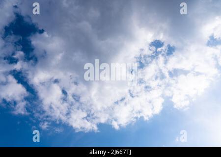 Nuvole sul cielo blu. Leggermente coperto, pioggia. Foto di alta qualità Foto Stock