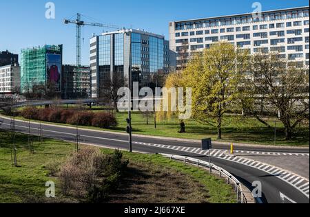 Varsavia, Polonia- 04.18.2022: Incrocio stradale. Sullo sfondo vi sono case di architettura moderna. Foto Stock