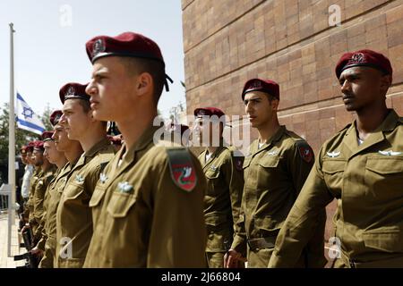 Gerusalemme, Israele. 28th Apr 2022. I soldati israeliani partecipano alla cerimonia che segna la Giornata della memoria dell'Olocausto in Piazza Ghetto di Varsavia al memoriale di Yad Vashem a Gerusalemme, 28 aprile 2022. REUTERS/ Amir Cohen/ POOL Credit: UPI/Alamy Live News Foto Stock