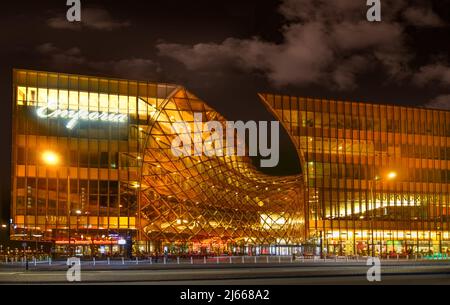 MALMO, SVEZIA facciata futuristica del centro commerciale Emporia, architettura moderna e il più grande centro commerciale di lusso in Scandinavia Foto Stock