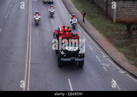 Nairobi, Kenya. 26th Apr 2022. Scorta militare una carrozza di pistola che porta il corpo del presidente in pensione Mwai Kibaki negli edifici del parlamento durante il terzo giorno di pubblico osservazione. L'ex capo di stato, che governò per dieci anni (dal 2002 dicembre al 2013 aprile), sarà posto a riposo il 30 aprile 2022 nella sua casa a Othaya, nella contea di Nyeri. (Foto di John Ochieng/SOPA Images/Sipa USA) Credit: Sipa USA/Alamy Live News Foto Stock