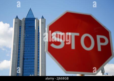 Mosca. 28th Apr 2022. La foto scattata il 28 aprile 2022 mostra l'ufficio del gigante energetico russo Gazprom a Mosca, Russia. Il fornitore russo di gas Gazprom ha annunciato mercoledì scorso che stava interrompendo completamente le sue forniture di gas in Polonia e Bulgaria. Credit: Alexander Zemlianichenko Jr/Xinhua/Alamy Live News Foto Stock