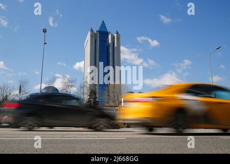 Mosca. 28th Apr 2022. La foto scattata il 28 aprile 2022 mostra l'ufficio del gigante energetico russo Gazprom a Mosca, Russia. Il fornitore russo di gas Gazprom ha annunciato mercoledì scorso che stava interrompendo completamente le sue forniture di gas in Polonia e Bulgaria. Credit: Alexander Zemlianichenko Jr/Xinhua/Alamy Live News Foto Stock