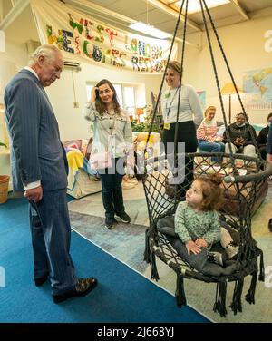 Il Principe del Galles parla con un bambino giovane incontrando beneficiari, personale e volontari presso il West London Welcome Community Center, gestito per e con rifugiati, richiedenti asilo, migranti e altri abitanti del posto che vivono nella parte occidentale di Londra. Data foto: Giovedì 28 aprile 2022. Foto Stock