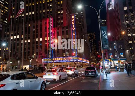 Notte all'incrocio tra la 50th e la 6th Ave a Manhattan, New York USA Foto Stock