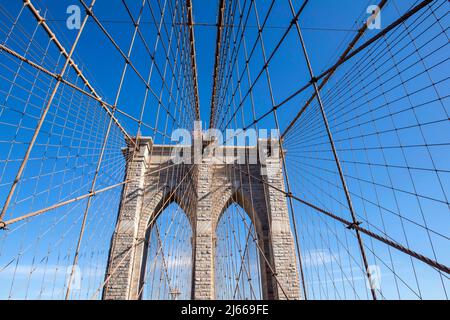 Vista grandangolare a piedi attraverso il ponte di Brooklyn da Manhattan a DUMBO a Brooklyn, New York USA Foto Stock