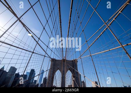 Vista grandangolare a piedi attraverso il ponte di Brooklyn da Manhattan a DUMBO a Brooklyn, New York USA Foto Stock
