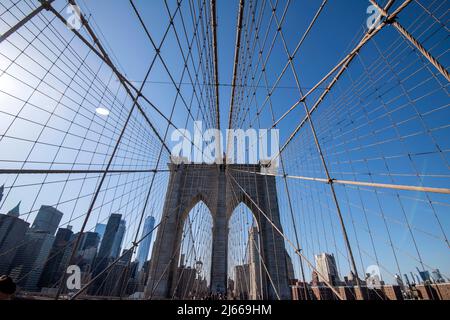 Vista grandangolare a piedi attraverso il ponte di Brooklyn da Manhattan a DUMBO a Brooklyn, New York USA Foto Stock