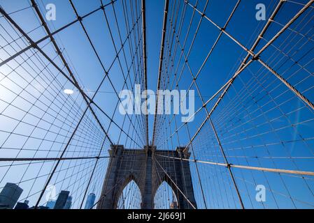 Vista grandangolare a piedi attraverso il ponte di Brooklyn da Manhattan a DUMBO a Brooklyn, New York USA Foto Stock