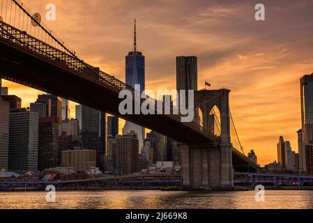Tramonto su Manhattan, catturato da DUMBO a Brooklyn New York USA Foto Stock