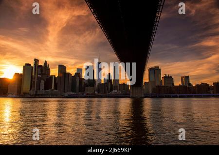 Tramonto su Manhattan, catturato da DUMBO a Brooklyn New York USA Foto Stock