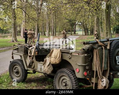 I re-enactors creano un checkpoint all'ingresso dell'evento No Man's Land 2022 alla Bodrhydddan Hall, Galles Foto Stock