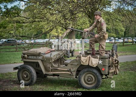 I re-enactors americani di Jeep sorvegliano un checkpoint all'ingresso dell'evento No Man's Land 2022 alla Bodrhydddan Hall, Galles Foto Stock