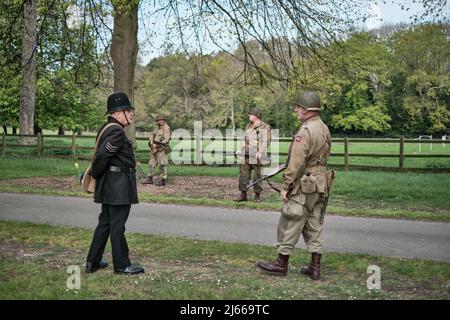 La polizia britannica e i re-enactors americani Airborne creano un checkpoint all'ingresso dell'evento No Man's Land 2022 a Bodrhydddan Hall, Galles Foto Stock