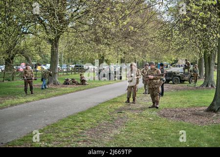 La polizia britannica e i re-enactors americani Airborne creano un checkpoint all'ingresso dell'evento No Man's Land 2022 a Bodrhydddan Hall, Galles Foto Stock