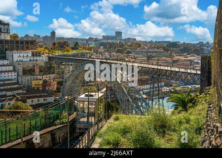 Porto, Portogallo - novembre 9 2022 - Ponte Luis i che attraversa il fiume Duoro visto dal Muro Fernandine di se Foto Stock