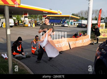 Cobham, Regno Unito. 28th Apr 2022. Un automobilista arrabbiato affronta gli attivisti di Just Stop Oil mentre bloccano la stazione di rifornimento a Cobham Services sul M25 a Surrey. I manifestanti del gruppo, un'offshoot della ribellione dell'estinzione, hanno recentemente occupato un certo numero di impianti di lavorazione del petrolio per evidenziare la loro richiesta che il governo blocchi nuovi progetti di petrolio e gas. Photo credit: Ben Cawthra/Sipa USA **NO UK SALES** Credit: Sipa USA/Alamy Live News Foto Stock