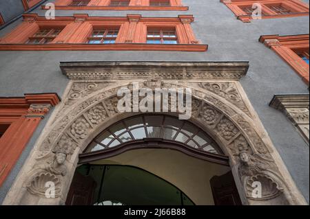 Eingangsportal vom Schoenhof, aelteste Renaissance-Bauwerk in Goerlitz, 1526, ehemaliges fuerstliches Gaestehaus, Goerlitz, Oberlausitz, Sachsen Foto Stock