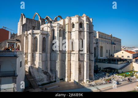 Lisbona, Portogallo - novembre 14 2022 - i turisti che attraversano il ministero del Carmo (Convento do Carmo) Foto Stock