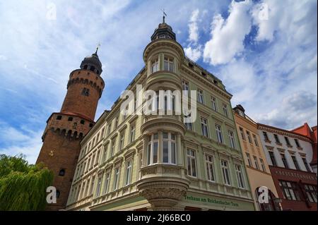 Eckhaus mit mehrstoeckigem Erker aus dem 19. Jhd. Links der Reichenbacherturm, 13, Jhd. Goerlitz, Oberlausitz, Sachsen, Germania Foto Stock