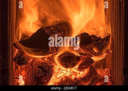 Kaminfeuer mit Holz, Bayern, Keutschland Foto Stock