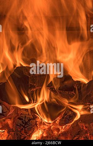 Kaminfeuer mit Holz, Bayern, Keutschland Foto Stock