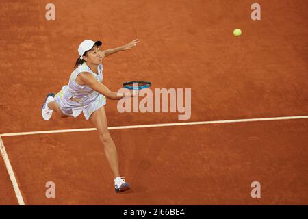 Madrid, Spagna. 28th Apr 2022. Zhang Shuai della Cina ritorna la palla durante la partita femminile di 1st round contro Simona Halep della Romania al Madrid Open di Madrid, Spagna, 28 aprile 2022. Credit: Meng Dingbo/Xinhua/Alamy Live News Foto Stock