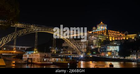 Porto, Portogallo - novembre 8 2022 - Ponte Luis i che attraversa di notte il fiume Duoro Foto Stock