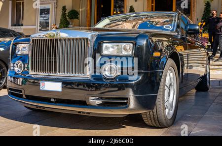 Monaco, Monaco - Aprile 5 2022 - Black Rolls Royce Phantom in attesa del suo proprietario di fronte al Casinò di Monaco Foto Stock