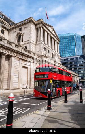 Londra, UK - 18th Aprile 2022: Facciata anteriore della Banca d'Inghilterra, con London Bus e taxi. Questo iconico istituto finanziario è responsabile della situazione Foto Stock
