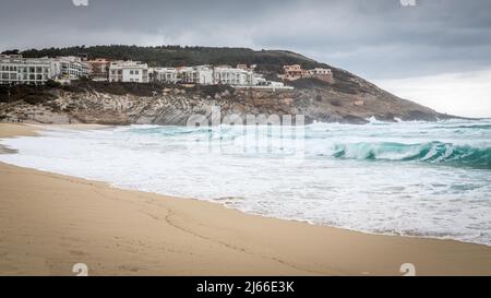 Menschenleerer Strand an Bucht Cala Mesquida bei Unwetter, schwarze Wolken, hohe Wellen, Cala Mesquida, Maiorca, Spagnolo Foto Stock